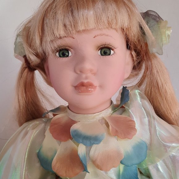 Porcelain lifelike baby doll in sitting position, displace, good condition. - Picture 5 of 6
